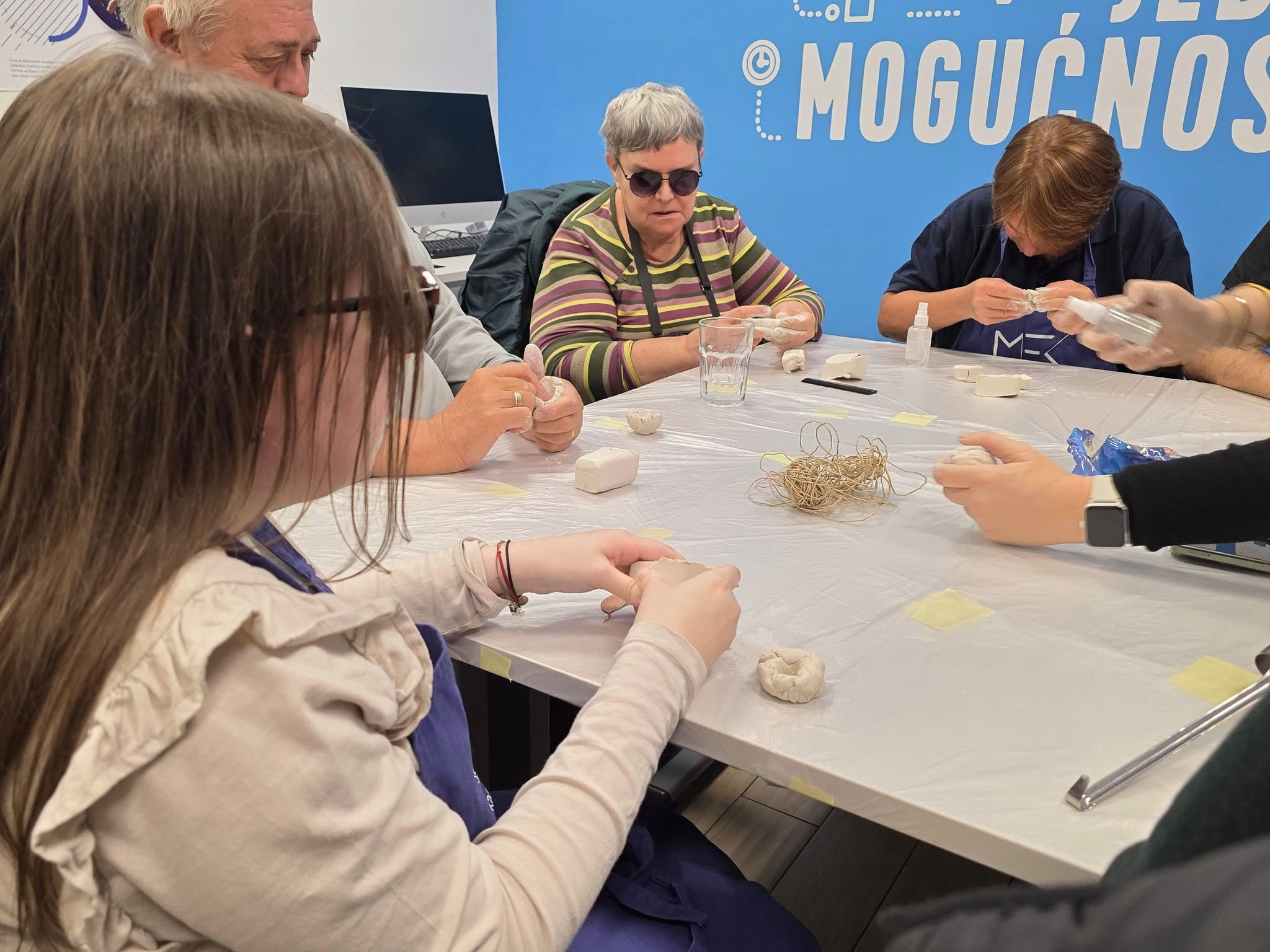 sudionici radionice rade s glinom