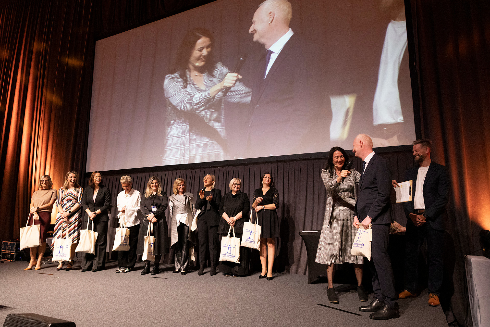 Nikola na pozornici sa ostalim finalistima