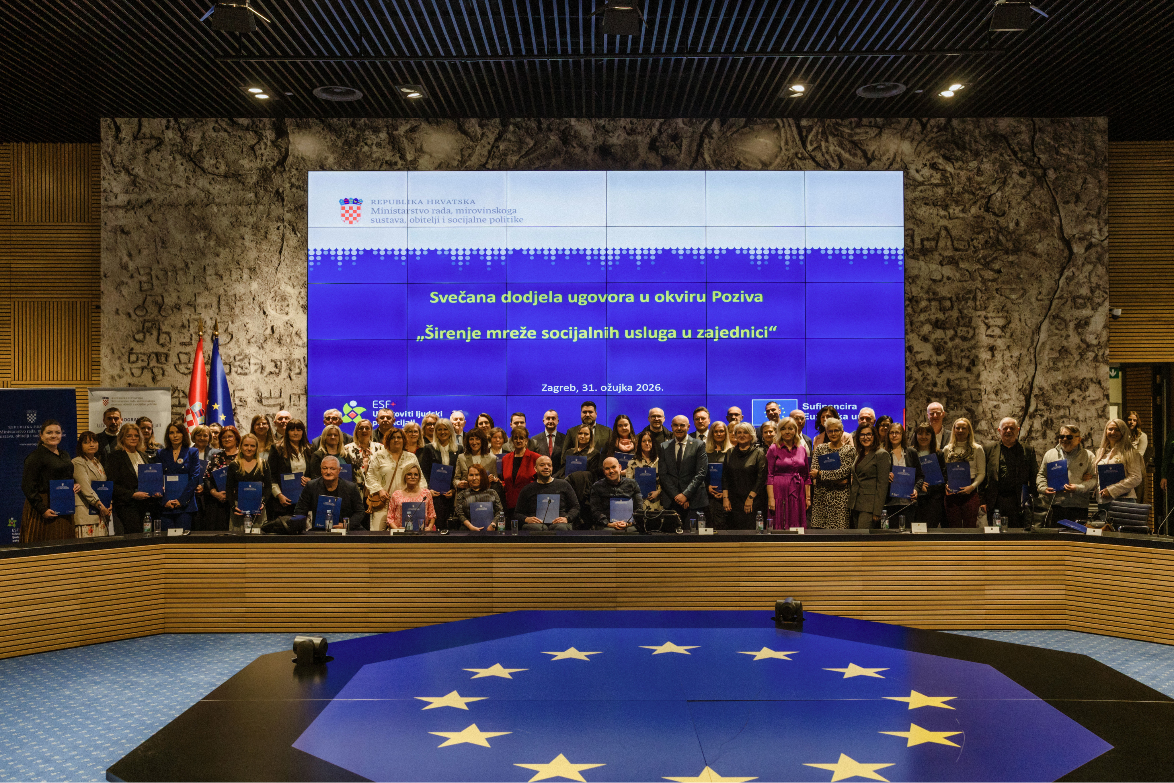 Grupna fotografija svih potpisnika ugovora