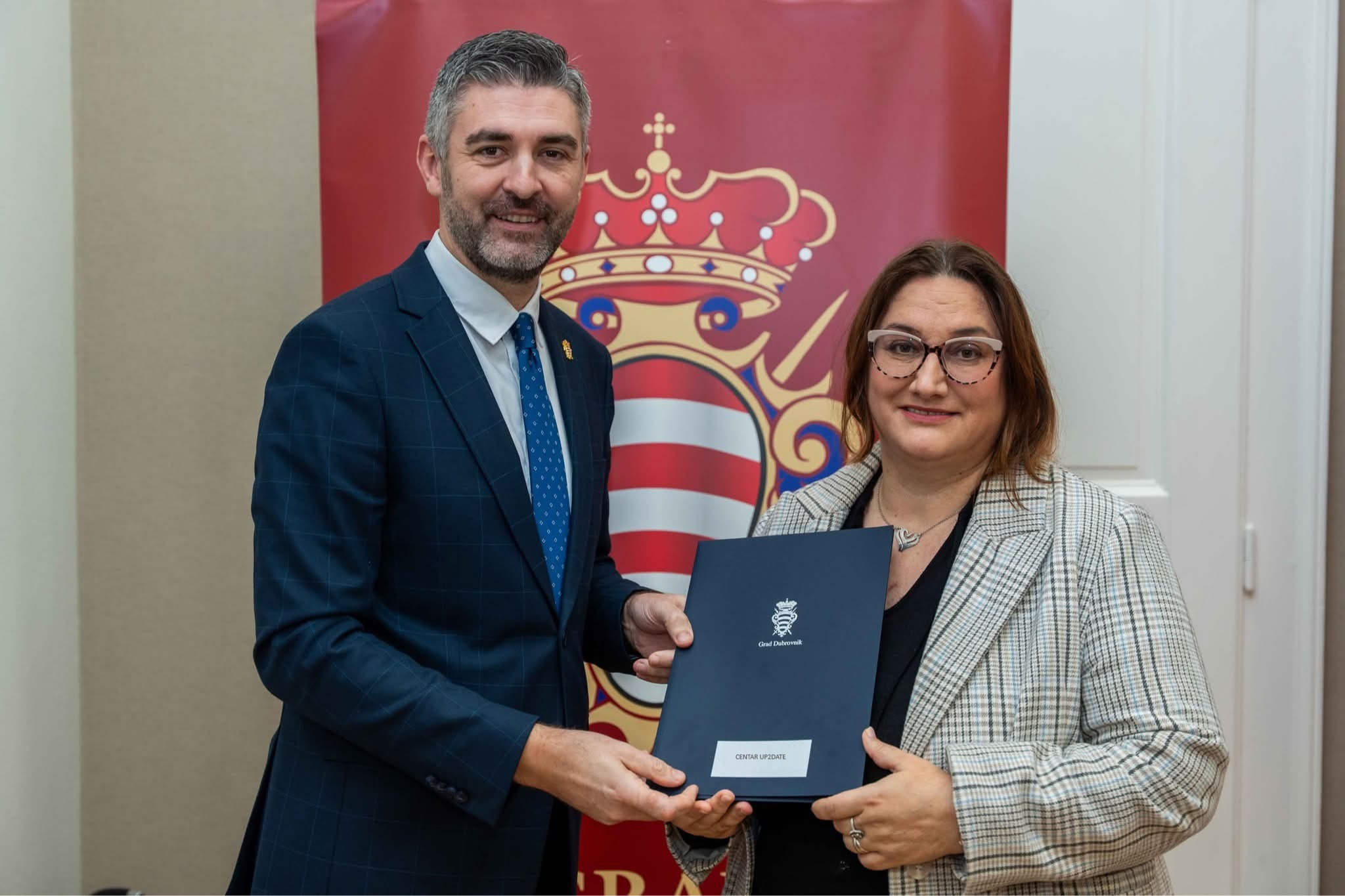 Gradonačelnik Dubrovnika uručuje nam ugovor za projekt