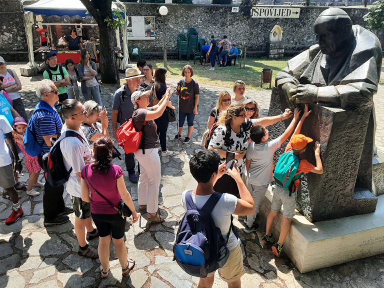 Excursions touch at the statue of Pope Ivan Pavao II