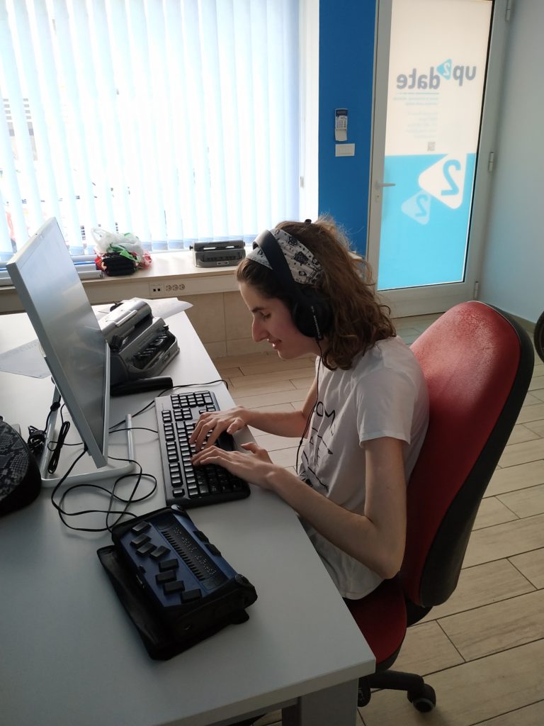 Laura na radnom mjestu za računalom