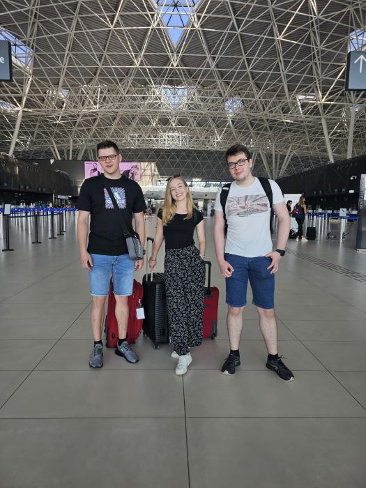 Karolina, Ilija i Mihael u zračnoj luci Franjo Tuđman (ICC kamp, Češka)